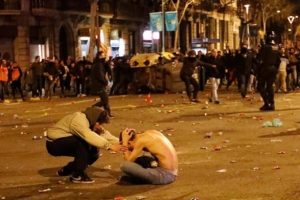 Katalonya'da g&ouml;stericiler polisle &ccedil;atıştı: 52 yaralı