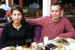 Otomobil sulama kanalına d&uuml;şt&uuml;: 2 &ouml;l&uuml;, 1 yaralı