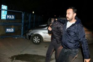 &Ccedil;aldığı &ccedil;ikolatayı yerken yakalandı
