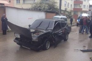 Bursa'da yolcu minib&uuml;s&uuml; otomobile &ccedil;arptı! Kaza anı kamerada