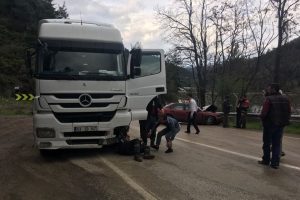 Bursa'da tırla otomobil &ccedil;arpıştı: 3 yaralı
