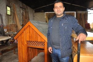 Tahta par&ccedil;alarından barınak yapıp, kampanya a&ccedil;tı