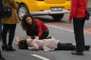 Yaralı kadının yardımına ilk yardım &ouml;ğretmeni koştu