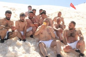 Kar &uuml;zerine d&ouml;kt&uuml;ğ&uuml; balı yedi