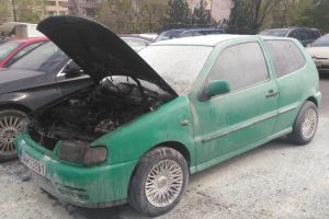 Bursa'da pazar yerinde park halindeki otomobil yandı!