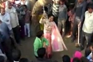 Hindistan'da herkesin ortasında kırba&ccedil;ladı!
