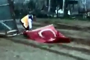 Ambulans şof&ouml;r&uuml;n&uuml;n T&uuml;rk bayrağı hassasiyeti