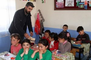 Sosyal medyadan dar gelirli 10 bin &ouml;ğrenciye kucak a&ccedil;tı