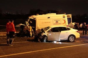 Ambulansa &ccedil;arpıp ka&ccedil;tı! Beyaz renkli o otomobili arıyor
