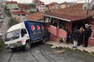 İstanbul'da kayan kamyon binaya &ccedil;arptı!