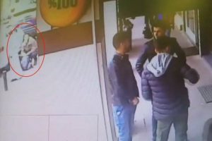 Kafeye silahlı saldırı kamerada