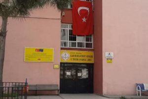 Lise &ouml;ğrencisi m&uuml;d&uuml;r yardımcısını bı&ccedil;akladı!