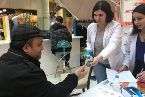 Tıp fak&uuml;ltesi &ouml;ğrencilerinden &uuml;cretsiz şeker &ouml;l&ccedil;&uuml;m&uuml;