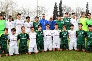 Bursasporlu Batalla, Vakıfk&ouml;y'de gen&ccedil; futbolcularla bir araya geldi