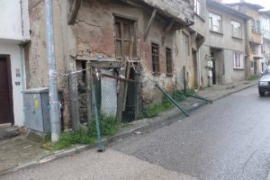Bursa'da mahallelinin metruk bina tedirginliği