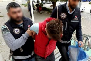 İzmir'de şaşırtan olay! Uyuşturucuyu s&uuml;tyenine sakladı