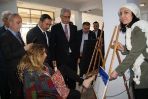 Ayaklarıyla resim &ccedil;izerek hayata tutundu