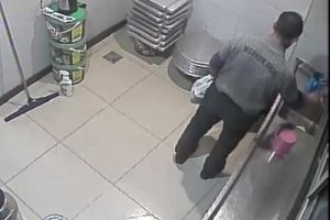 Adana'da restoranda &ccedil;alışan kadının c&uuml;zdanını &ccedil;aldı