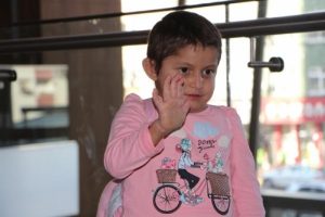 Kaşıntı hastalığı olan kızı i&ccedil;in 3 ayda 15 kilo verdi