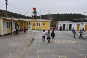 90 &ouml;ğrenci, 40 metrekarelik konteynerlerde eğitim alıyor