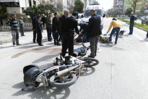 Bursa'da Mudanya'da motosikletle bisiklet &ccedil;arpıştı: 2 yaralı