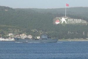 Rus savaş gemisi &Ccedil;anakkale Boğazı'ndan ge&ccedil;ti