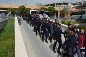 Mersin'de sokak eylemi planladıkları &ouml;ne s&uuml;r&uuml;len 13 kişi adliyede
