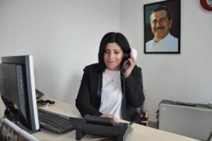 G&ouml;rme engelli memur, telefon numaralarını ezbere biliyor