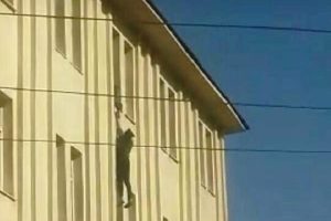 Gen&ccedil; kız yurdun 4'&uuml;nc&uuml; katından atladı!