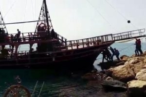 Antalya'da tur teknesi kayalıklara &ccedil;arptı