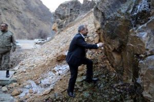 &Ccedil;atışma sonrası akılalmaz detaylar! Vali su i&ccedil;erken...