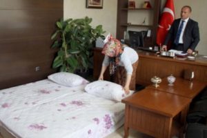 Yer kalmayınca turistleri makam odasında ağırladı!
