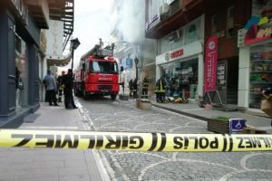 İş merkezi yangınında 10 kişi dumandan etkilendi