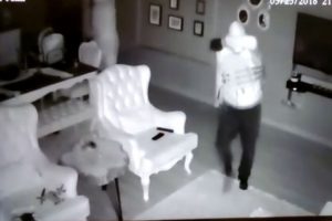 &Ccedil;elik yelekli hırsız kameraya yakalandı!