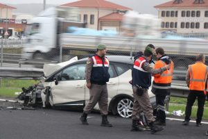 Evlatlık aldıkları &ccedil;ocuklarıyla kaza yaptılar: 5 yaralı