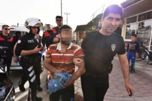 &Uuml;vey kardeşini jiletle yaralayıp, parasını gasp etti