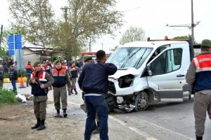 İzmir'de korkun&ccedil; kaza: 3 &ouml;l&uuml;, 1 ağır yaralı