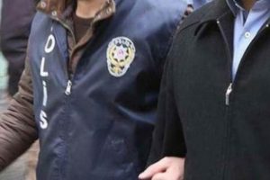 Emniyet m&uuml;d&uuml;r&uuml;ne "g&ouml;&ccedil;men ka&ccedil;ak&ccedil;ılığı" g&ouml;zaltısı