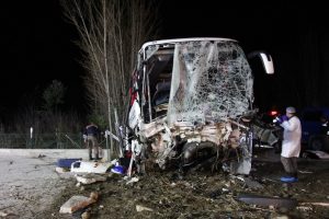 Yolcu otob&uuml;s kazası: 2 &ouml;l&uuml;, 33 yaralı