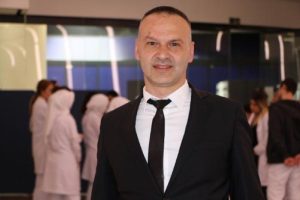 Y&uuml;z&uuml;n&uuml; hi&ccedil; g&ouml;rmediği &ccedil;o&ccedil;uklar i&ccedil;in g&ouml;n&uuml;ll&uuml; oldu