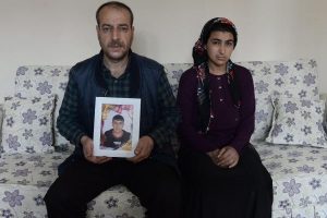 Tecav&uuml;z iddiasıyla oğlu &ouml;ld&uuml;r&uuml;len annenin hastalığı ilerledi, eşi isyan etti!