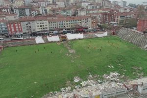 Yıkımı bilmeceye d&ouml;nen Kartal Stadyumu'nda antrenman