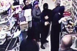 İstanbul'da maskeli ve siyah pard&ouml;s&uuml;l&uuml; soygun!