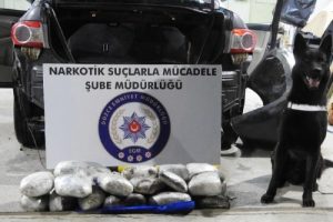 Otomobilde 26 kilo 782 gram esrar ele ge&ccedil;irildi