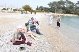 Rus ve İranlı turistler plajlara indi
