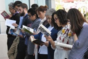 Denizli'de sessizce kitap okuyarak, dikkat &ccedil;ektiler