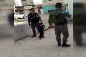 İsrail askeri 3 yaşındaki &ccedil;ocuğa b&ouml;yle zulmetti