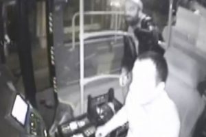 Otob&uuml;s şof&ouml;r&uuml;n&uuml;n boğazına bı&ccedil;ak dayadı