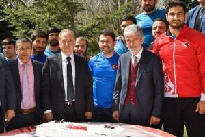 Başkan Mustafa Tuna'dan milli g&uuml;reş&ccedil;ilere ziyaret