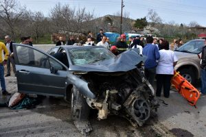 Kontrolden &ccedil;ıkan otomobil ref&uuml;je &ccedil;arptı: 1 &ouml;l&uuml;
